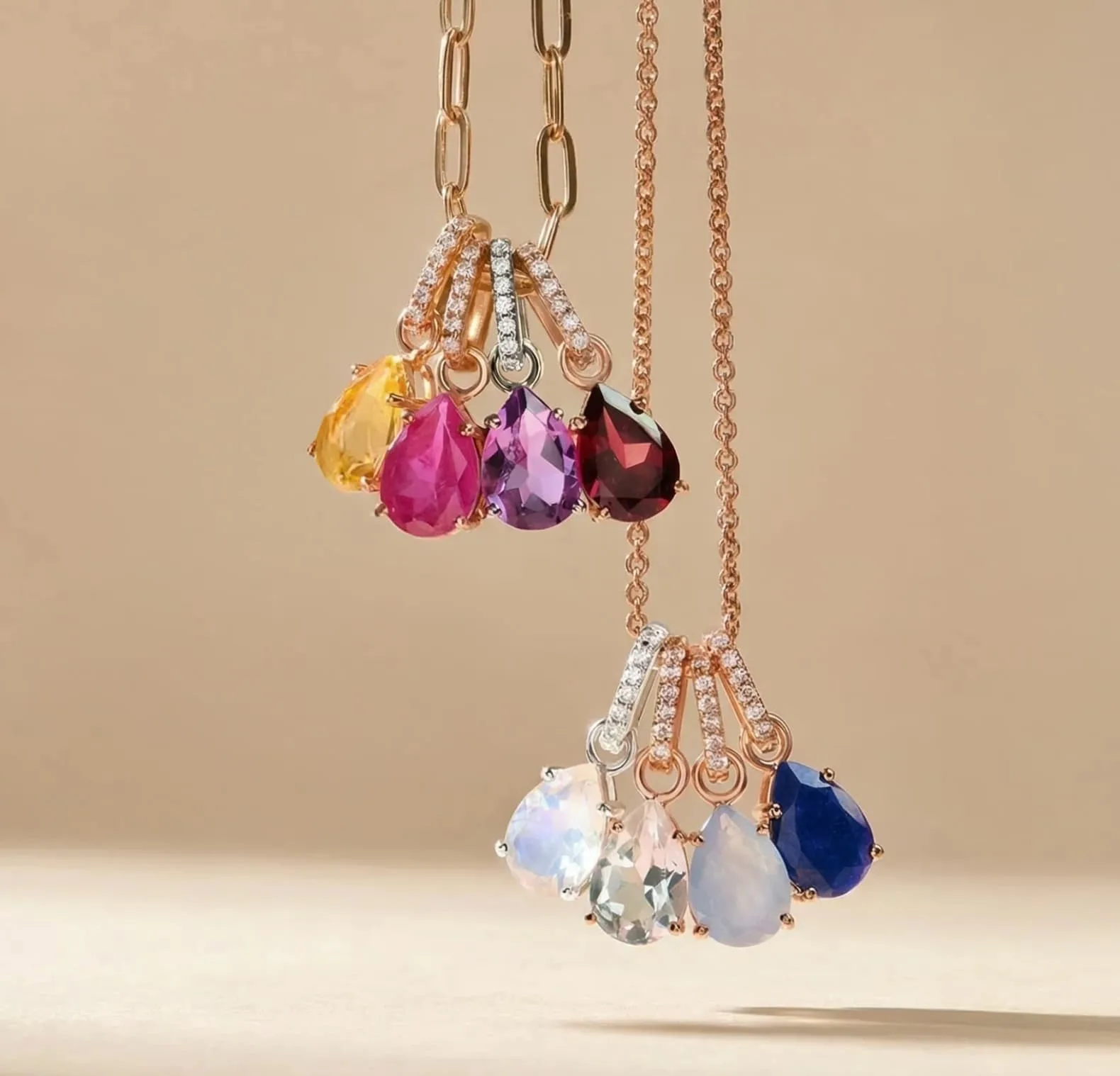 Dos collares con dijes de piedras naturales talladas en gota, de varios colores
